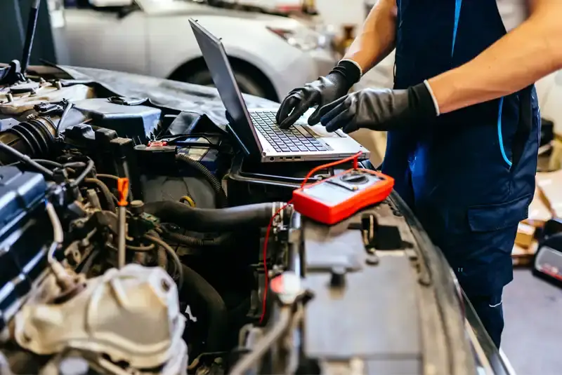 Auto mechanic using technology